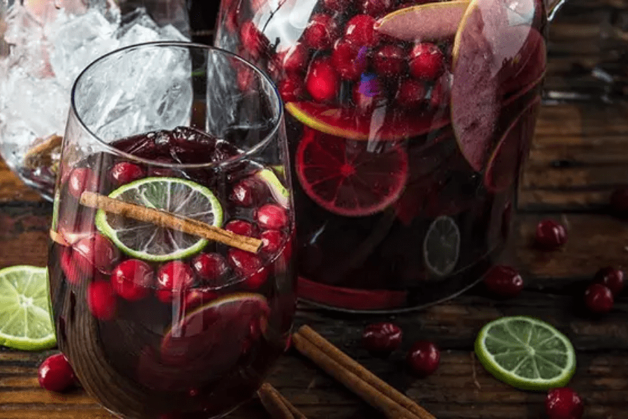 Cocktails with cranberries and limes