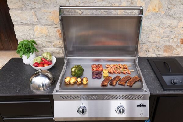 Built-In 700 Series 32 Griddle full size griddle with food